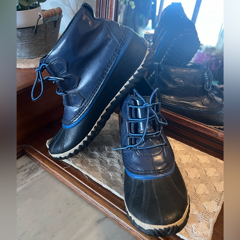 SOREL Classic Out N About Waterproof Patent Leather Rain Boot Blue Black Size 9